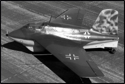 Německé stíhací letadloMesserschmitt Me 163B Komet & Scheuch-Schlepper COBI 5765 Limited Edition WW II 1:32